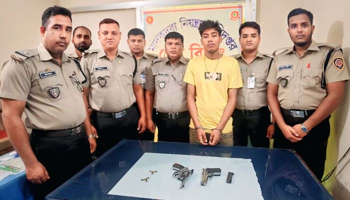 অস্ত্রসহ মাদক কারবারি আটক