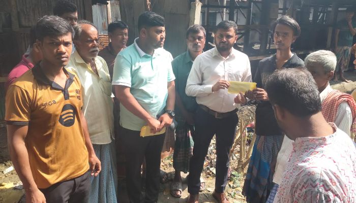 অগ্নিকাণ্ডে ক্ষতিগ্রস্ত পরিবারকে প্রশাসনের ত্রাণ সহায়তা