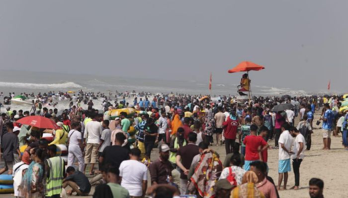 পর্যটকদের পদচারণায় মুখর কক্সবাজার সৈকত