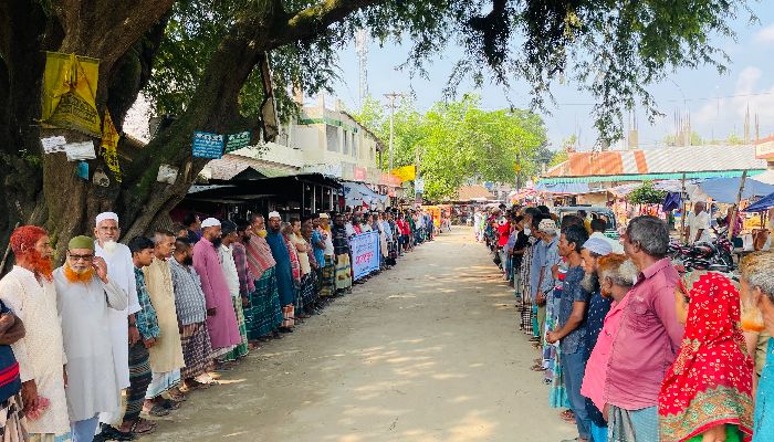 ভুরভুরা বিল পারাপারে দুর্ভোগ, সেতুর দাবিতে মানববন্ধন