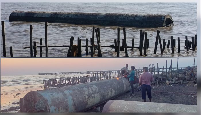 নদীতে ভেসে আসা লোহার পাইপ লুট