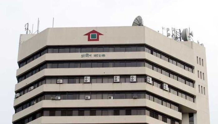 গ্রামীণ ব্যাংকের প্রধান কার্যালয়ের সামনের রাস্তায় ককটেল বিস্ফোরণ