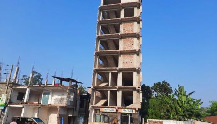 সাততলা ভবন ঝুঁকির মুখে, আতঙ্কে পথচারী