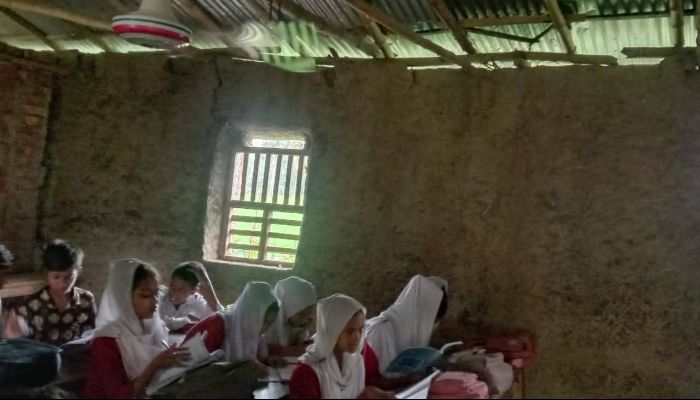 ঝুঁকিপূর্ণ মাটির ঘরে চলছে ক্লাস, আতঙ্কে শিক্ষক-শিক্ষার্থীরা 