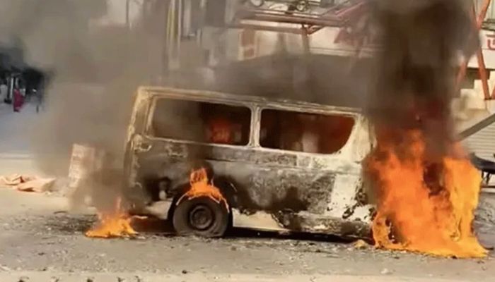 উত্তরায় মাইক্রোবাসে আগুন