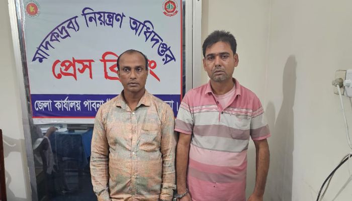 অভিযানে মাদকসহ আটক ২
