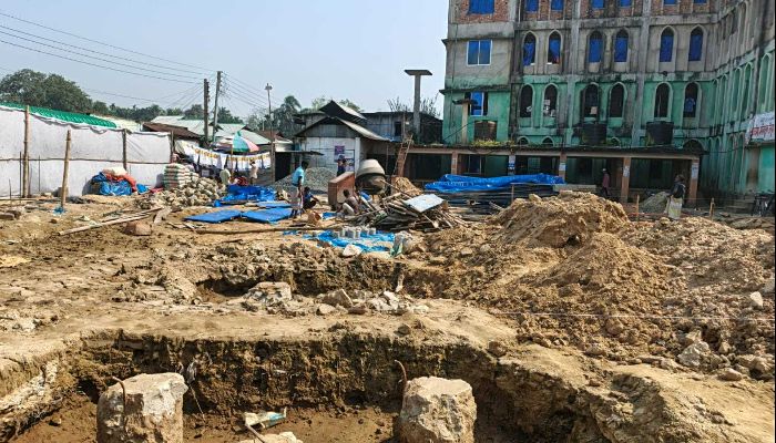 সরকারি জায়গায় মার্কেট নির্মাণের অভিযোগ