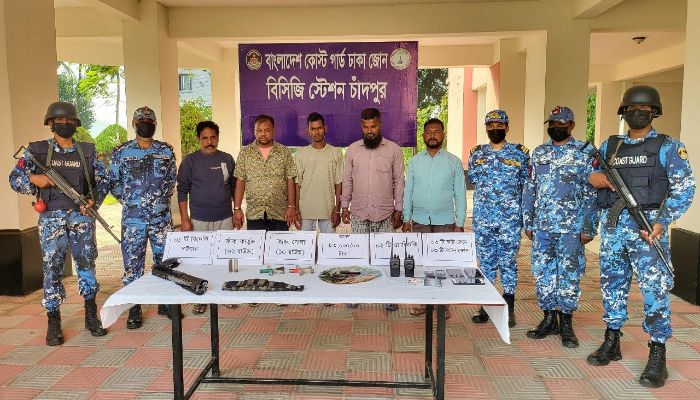 কোস্টগার্ড অস্ত্রসহ আটক করেছে ৫ ডাকাতকে  