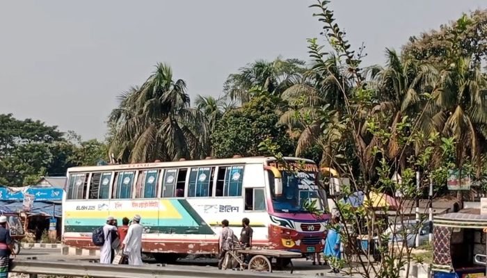 ঢাকা-ভাঙ্গা এক্সপ্রেসওয়েতে আ.লগের ব্যারিকেড সরালো বিএনপির নেতাকর্মীরা