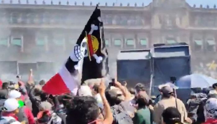 উত্তাল মেক্সিকো, রাষ্ট্রপতি ভবনে ঢোকার চেষ্টা বিক্ষোভকারীদের