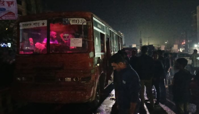 ঢাকা-আরিচা মহাসড়কে বাসে আগুন