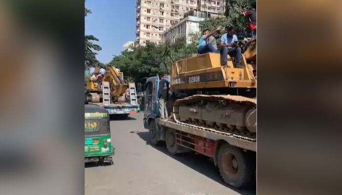 ধানমন্ডিতে পৌঁছেছে দুটি বুলডোজার