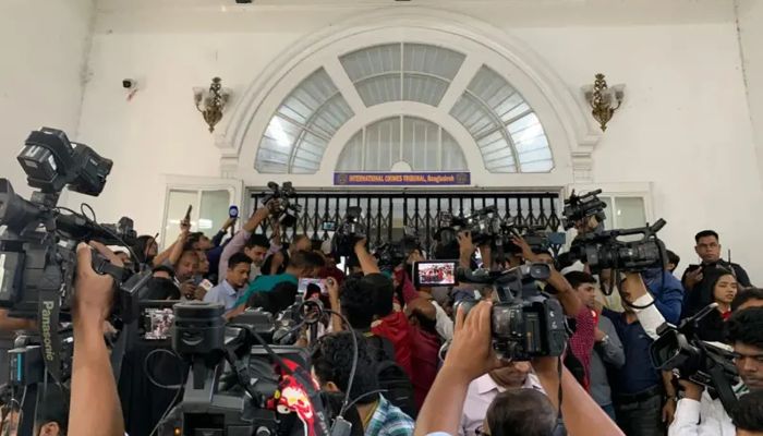 ট্রাইব্যুনালের এজলাসে পৌঁছেছেন প্রসিকিউশন টিম ও আইনজীবী