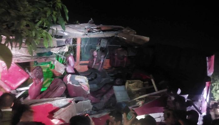 ট্রাকে যাত্রীবাহী বাসের ধাক্কা, নিহত ১০