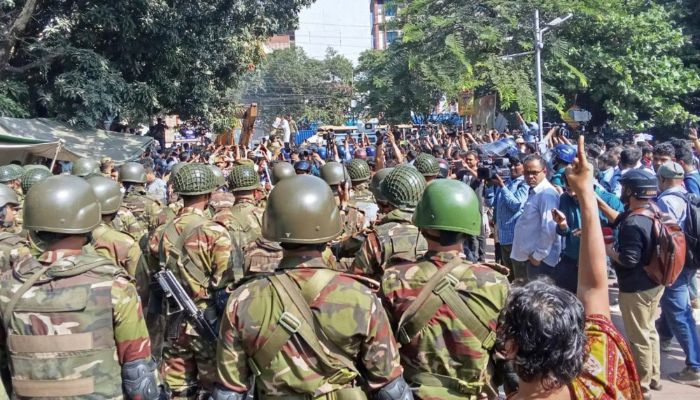 ৩২ ভাঙার বুলডোজার রুখে দিল সেনাবাহিনী