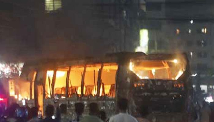 রাজধানীতে যাত্রীবাহী বাসে আগুন