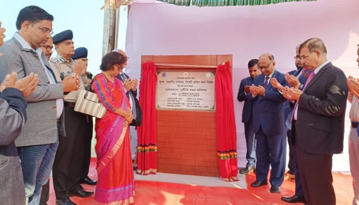 নির্বাচনী হলফনামায় তথ্য গোপন করেছিলেন শেখ হাসিনা: দুদক চেয়ারম্যান