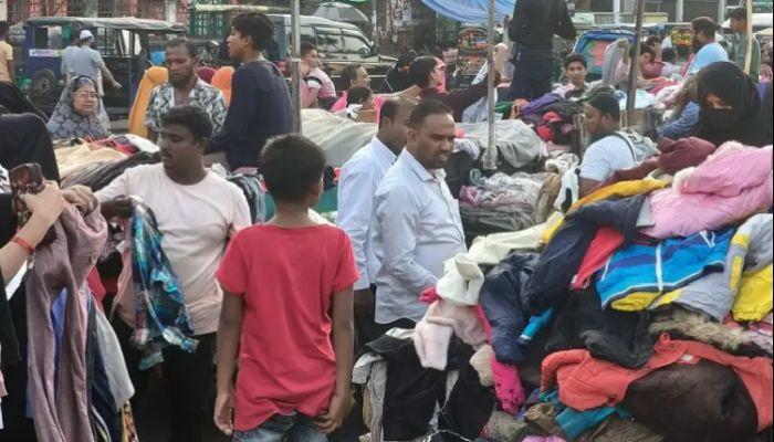 জমে উঠেছে শীতবস্ত্র বেচাকেনা