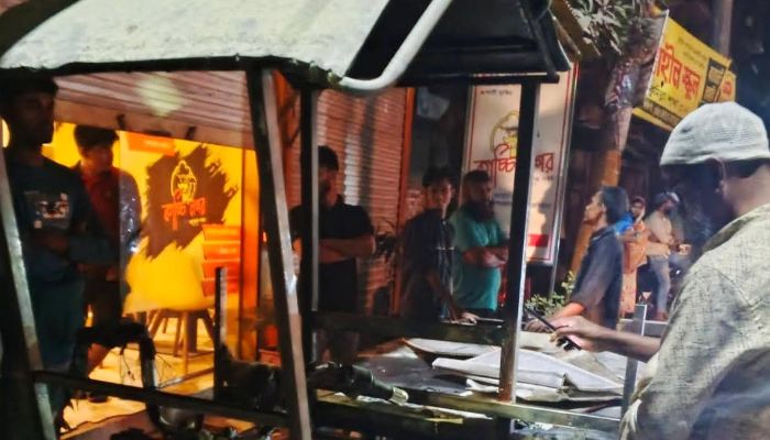 ব্যাটারি বিস্ফোরণে দোকানে অগ্নিকাণ্ড