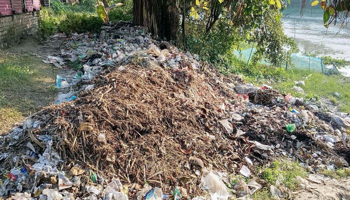 বর্জ্যের স্তূপে পরিবেশ বিপর্যস্ত: জনস্বাস্থ্য হুমকির মুখে