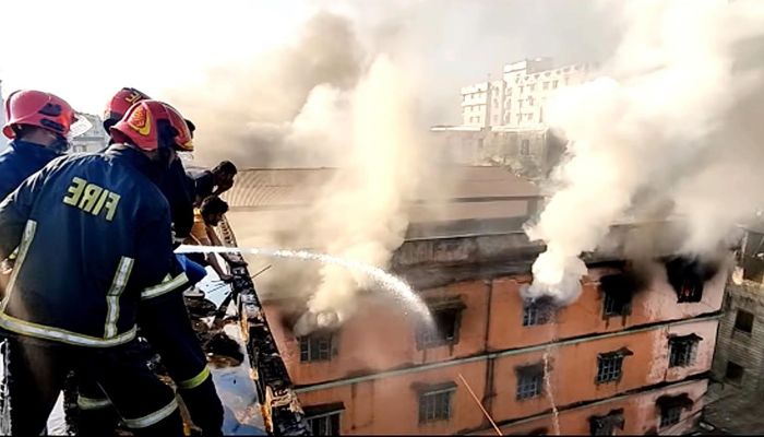 চট্টগ্রামে কম্বল গুদামের আগুন নিয়ন্ত্রণে