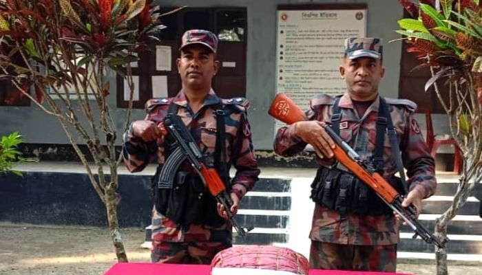 বিজিবি’র অভিযানে ভারতীয় ইস্কাফ সিরাপ ও গাঁজা জব্দ