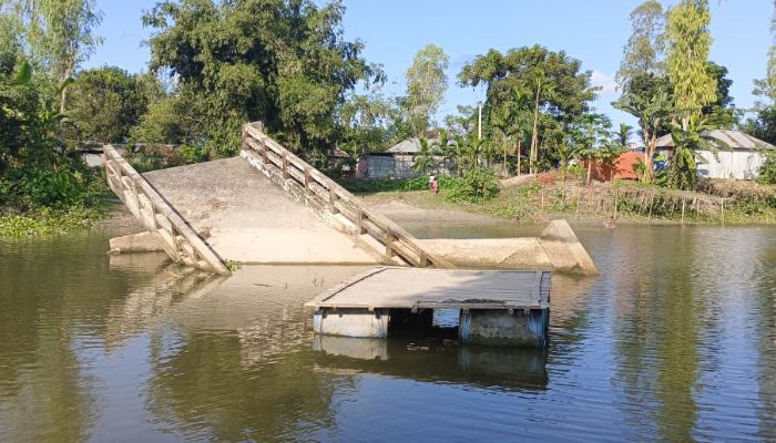 ধসে যাওয়া সেতুতে ভোগান্তি স্থানীয়দের 