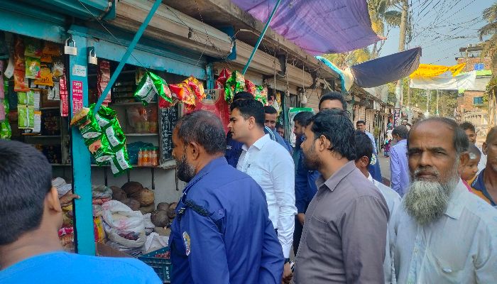 ফুটপাত দখলমুক্ত করতে উচ্ছেদ অভিযান