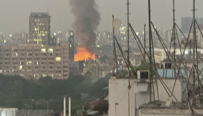 কড়াইল বস্তিতে আগুন, ঘটনাস্থলের পথে ফায়ারের ৭ ইউনিট