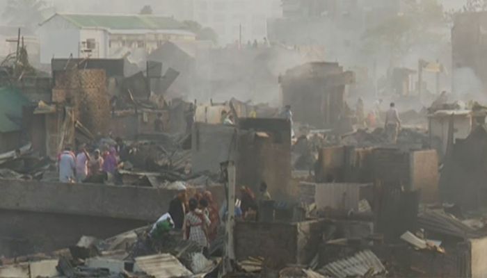 কড়াইল বস্তির আগুনে নিঃস্ব হাজারো বাসিন্দা