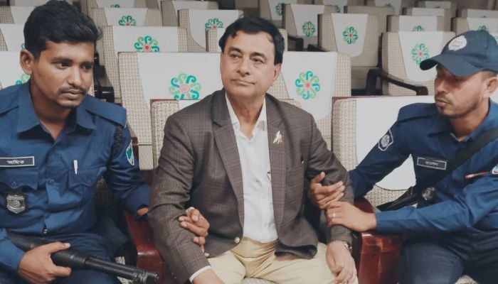 কোট-স্যুট গায়ে দিয়ে যশোর সার্কিট হাউসে ভুয়া সচিব