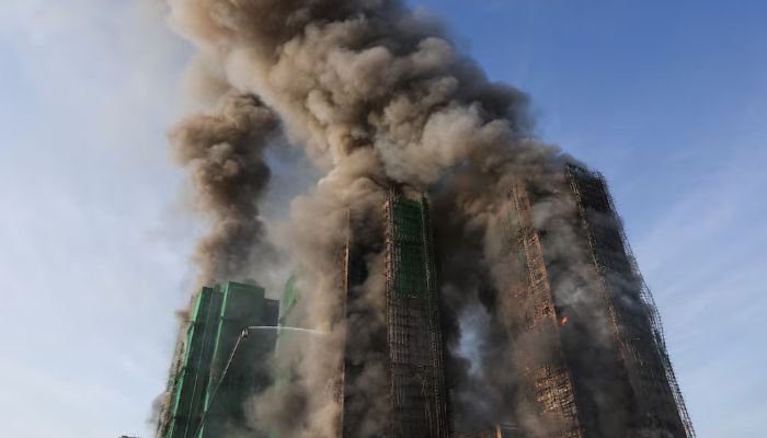 হংকংয়ের বহুতল আবাসিক ভবনে আগুন