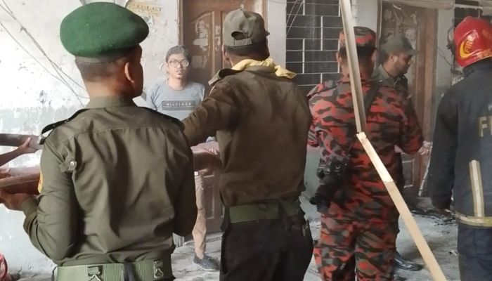 বাংলাদেশ মেডিকেল বিশ্ববিদ্যালয়ের অগ্নিকাণ্ড: আনসার সদস্যদের সাহসী ভূমিকা আগুন নিয়ন্ত্রণে