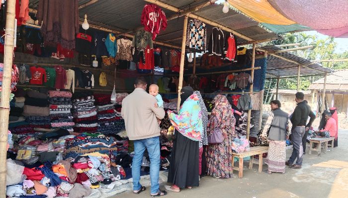 শীতে নিবারণে কমদামী কাপড়েই তাদের ভরসা 