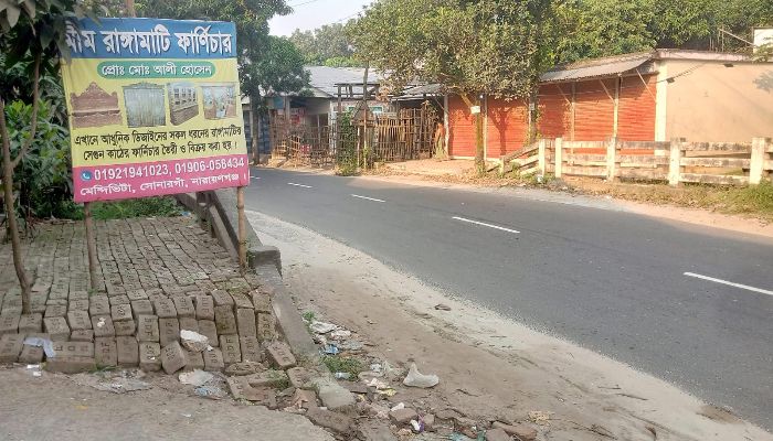 দখলদারদের থাবায় পেতার বাড়ি ব্রিজ ও সরকারি খাল