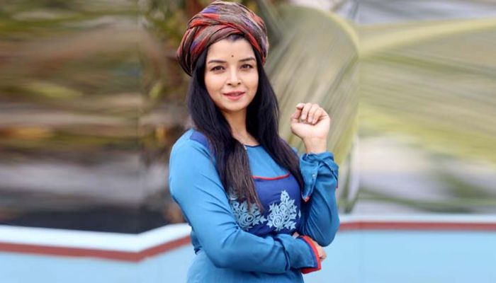 উপস্থাপনা থেকে চলচ্চিত্রে— অভিনয়ের পথে এলিনা শাম্মী