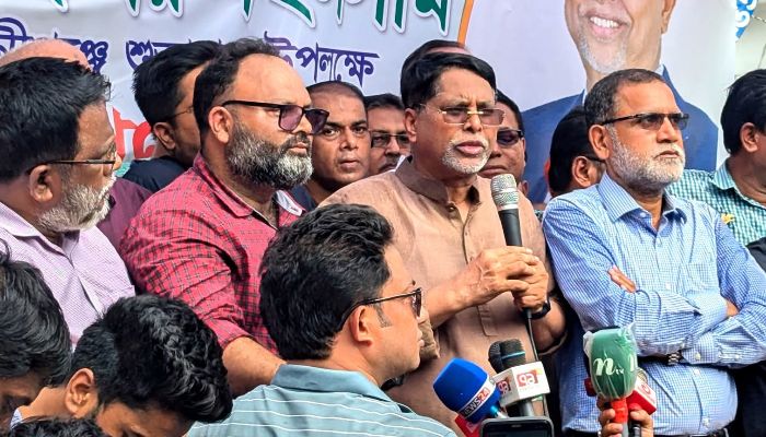 মনোনয়ন পাওয়ার পর গণসংযোগে ফখরুল ইসলাম 