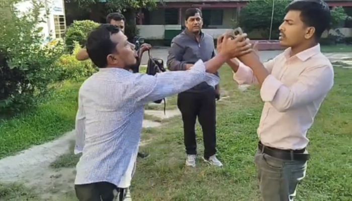 ৩ সাংবাদিক লাঞ্ছিত