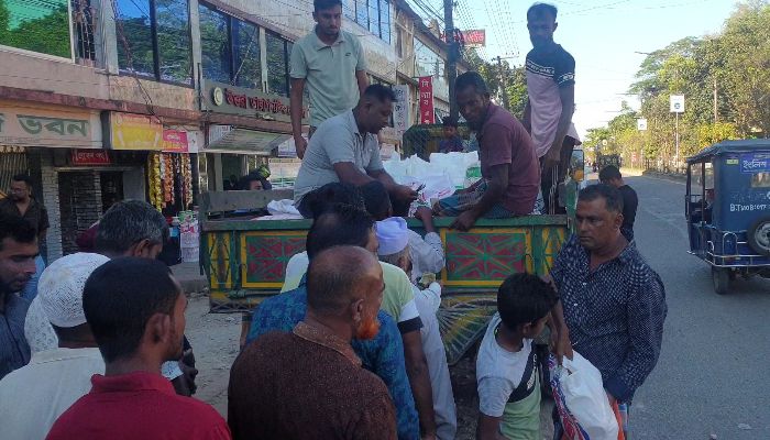 মৌলভীবাজারে দুইমাস পর ফের শুরু টিসিবি পণ্য বিক্রি, পণ্য কিনতে উপচে পড়া ভীড় 