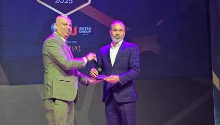 সিইও অব দ্য ইয়ার’ পুরস্কার পেলেন ইলেক্ট্রো মার্টের নুরুল আফছার