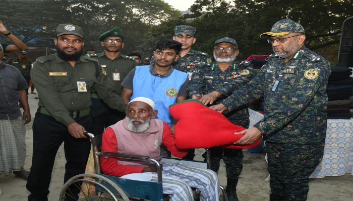 কড়াইল অগ্নিকাণ্ডে ক্ষতিগ্রস্তদের মাঝে আনসার–ভিডিপির শীতবস্ত্র বিতরণ 