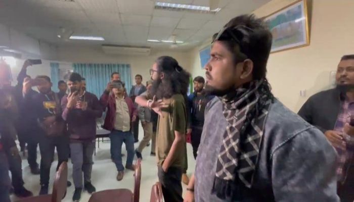 রাজশাহী পর্যটন মোটেলের সভাকক্ষে গণমাধ্যমকর্মীদেরকে