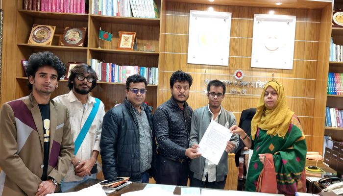 ঐতিহ্যবাহী স্থাপনা সংরক্ষণের দাবিতে ডিসিকে স্মারকলিপি