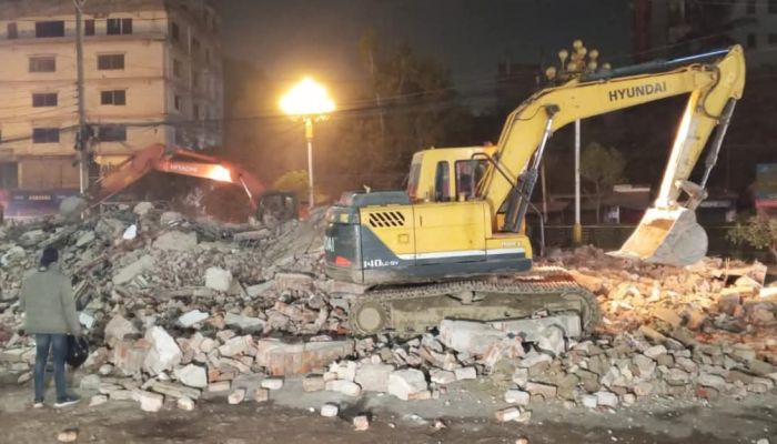 রাজশাহীতে গুড়িয়ে দেওয়া হল কার্যক্রম নিষিদ্ধ ঘোষিত আ'লীগের দলীয় কার্যালয়