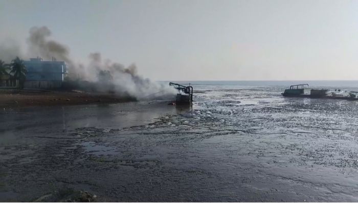 সীতাকুণ্ডে অবৈধ বালু উত্তোলন বন্ধে, ড্রেজার ও বাল্কহেডে আগুন দিল ক্ষুব্ধ জনতা