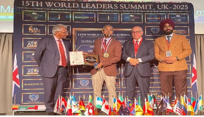 অক্সফোর্ড বিশ্ববিদ্যালয় থেকে নোয়াখালীর   ক্যাপ্টেন গোলাম কিব্রীয়াকে অ্যাওয়ার্ড প্রদান।