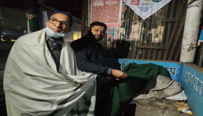 গভীর রাতে শীতার্তদের পাশে উপজেলা নির্বাহী কর্মকর্তা ফখরুল ইসলাম