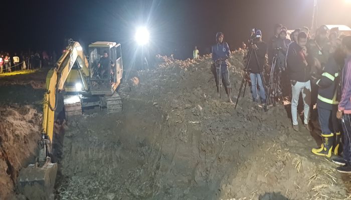 তানোরে অবৈধ সেচ পাম্পের পরিত্যক্ত বোরিংয়ে পড়ে বন্দী দু