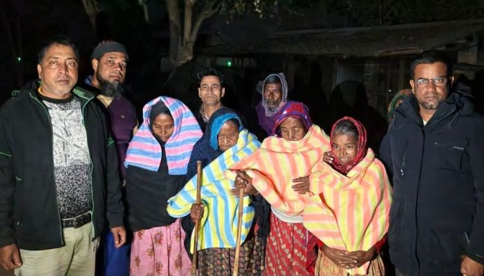 তানোরে ছিন্নমূল মানুষের মাঝে শীতবস্ত্র বিতরণ 