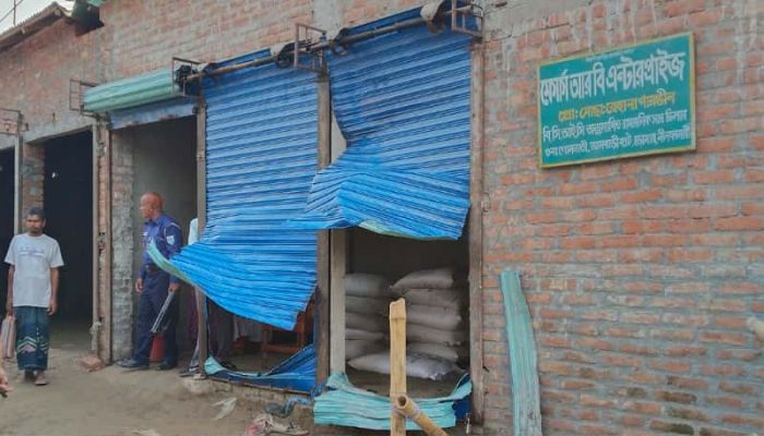 অতিরিক্ত দামে সার বিক্রির অভিযোগে ডোমারে গুদাম ভাঙচুর